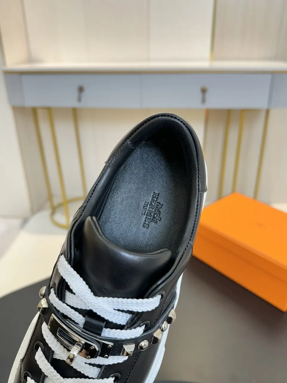 Men's Men's Shoes💰620❤️❤️❤️HERMES 2021 latest Kelly buckle white sneakers are online! The highest version on the market! Purchasing level quality! The H family rarely produces flat casual shoes, and they are styled with classic palladium-plated Kelly shoe buckles! Create a fashionable urban look that perfectly embodies the noble and elegant style of Hermès! Material selection: Fabric imported cowhide, lining + foot pads imported sheepskin, original molded TPU outsole, heavy gold molded kelly buckle full of texture Size: Female: 35-41 (41 is not returnable) Male: 39-45 (45 is not returnable)